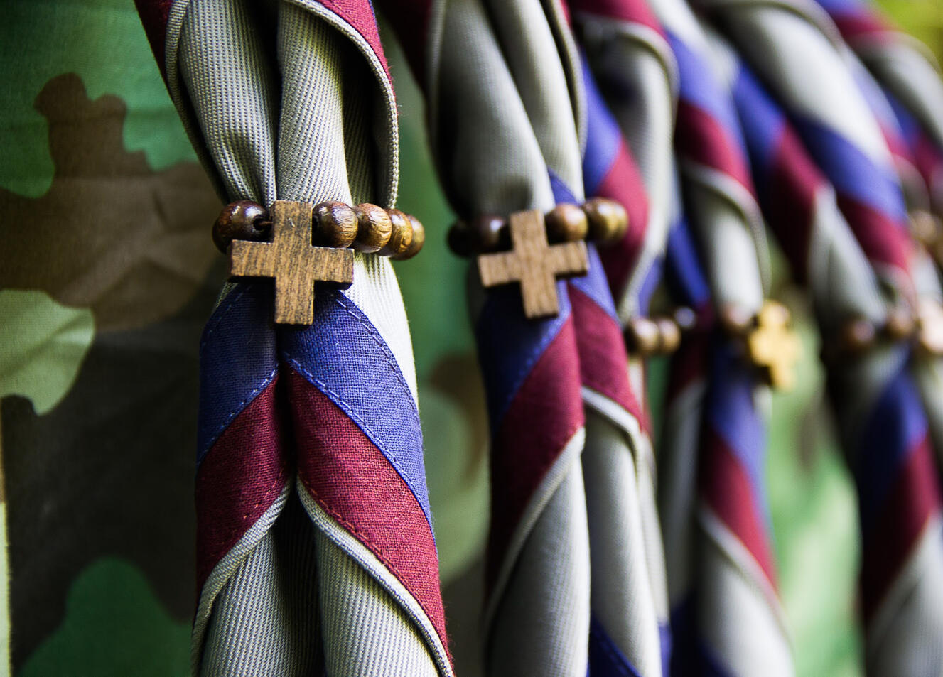 Sezanska rutka. Siva podlaga z dodanima modrim in teranastim trakom.